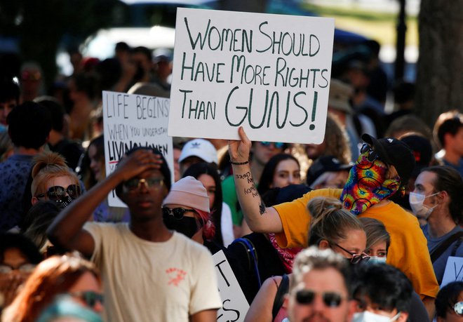 Protestniki za pravico do odločitve za splav. FOTO: Jim Urquhart/Reuters