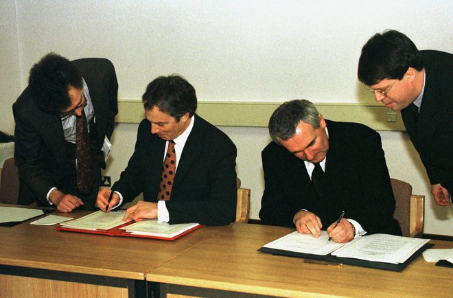 Velikonočni sporazum sta 10. aprila 1998 podpisala takratna predsednika vlad Združenega kraljestva in Irske, Tony Blair in Bertie Ahern. Foto: Reuters