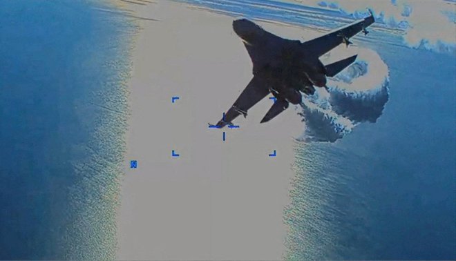 Rusko vojaško letalo med onesposabljanjem amerišlega drona nad Črnim morjem. Foto U.s. European Command Via Reuters