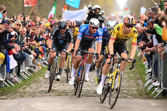 Wout Van Aert (desno) in Mathieu Van Der Poel (tretji z desne) na zahtevni pozi do cilja. FOTO: Anne-Christine Poujoulat/AFP