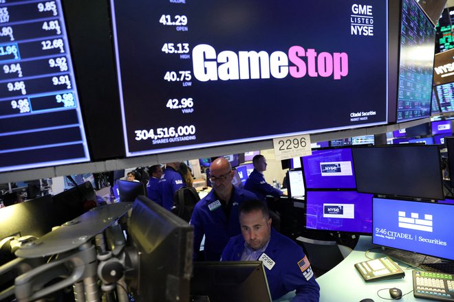 Skupina vlagateljev se je na spletni strani Reddit dogovorila, da bodo začeli kupovati delnice Gamestopa. FOTO: Andrew Kelly/Reuters