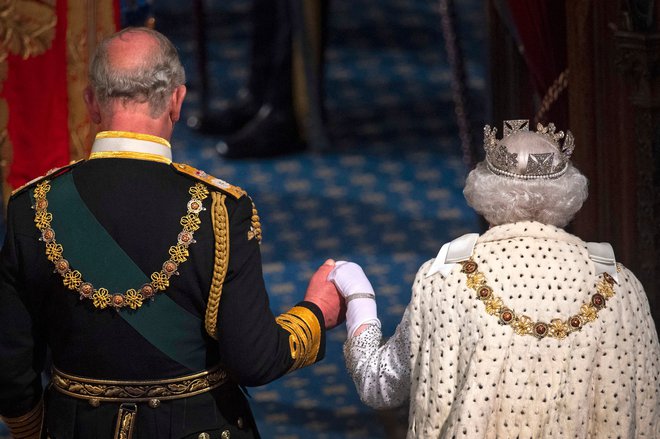 Britanski kralj Karel III. leta 2019, ko je bil še prestolonaslednik, z mamo, tedanjo kraljico Elizabeto II. FOTO: Victoria Jones/Afp