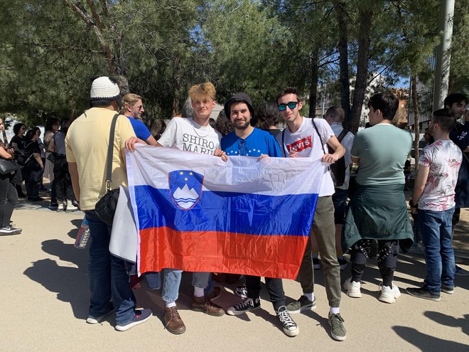 Povabilu na druženje z Joker Out se je v Madridu odzvalo okoli 70 tujih oboževalcev. Slovenskih zastav ni manjkalo niti med sobotnim koncertom. FOTO: Gašper Završnik