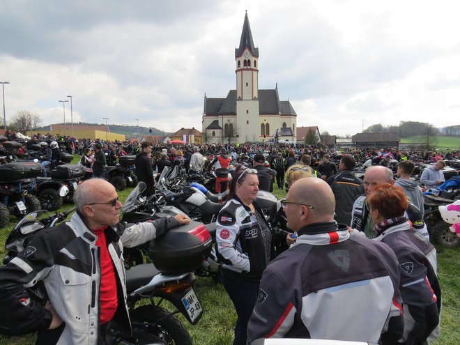 Vera in druženje privabita na srečanje na tisoče ljubiteljev motociklizma. FOTO: Bojan Rajšek/Delo