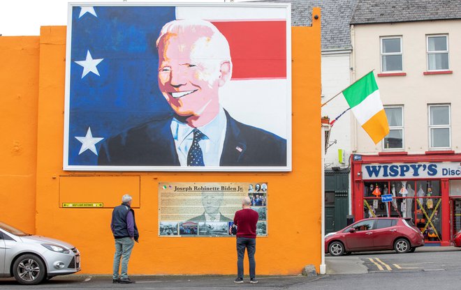 Potomci ameriškega predsednika Joeja Bidna izvirajo tudi iz Balline, kraja v okrožju Mayo, kjer so v njegovo čast postavili velik mural. FOTO: Paul Faith/AFP