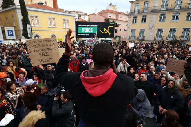 Portugalska mladina med februarskimi protesti proti visokih življenjskim stroškom. FOTO: Pedro Nunes/Reuters