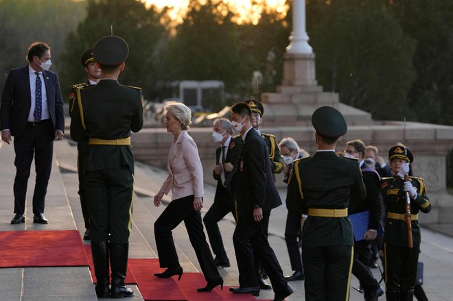 Predsednico evropske komisije Ursulo von der Leyen so v nasprotju s francoskim predsednikom Emmanuelom Macronom na Kitajskem sprejeli hladno in z distanco. FOTO: Laurent Fievet/AFP