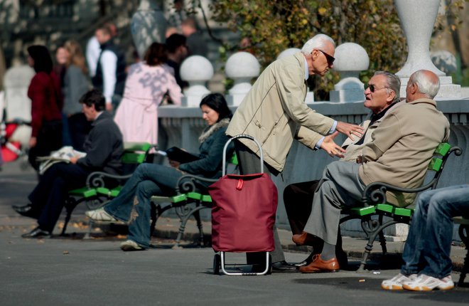 Ljudje so se skozi celotno zgodovino spoprijemali z negotovostjo zaradi brezposelnosti, bolezni, oviranosti in starosti. FOTO: Roman Šipić/Delo