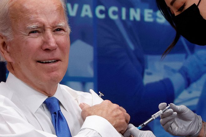 Ameriški predsednik Joe Biden med cepljenjem proti covidu-19 lani oktobra. FOTO: Jonathan Ernst/Reuters