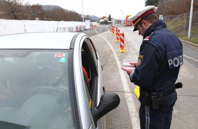 V zadnjem času se sicer število nezakonitih migracij zmanjšuje, je ugotavljal avstrijski notranji minister, kar pa je po njegovem prepričanju posledica tega nadzora. FOTO: Tadej Regent/Delo