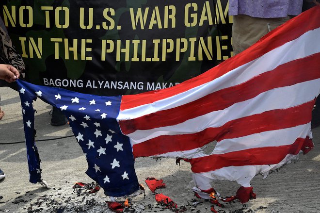 Aktivisti nasprotujejo vajam, v katerih bo sodelovalo 12.200 ameriških, 5400 filipinskih ter nekaj več kot sto avstralskih vojakov. FOTO: Jam Sta Rosa/AFP