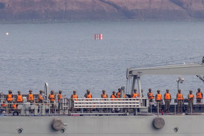 V vodah okoli Tajvana so po koncu tridnevnih kitajskih vojaških vaj še opazili kitajske ladje in letala. FOTO: Thomas Peter/Reuters