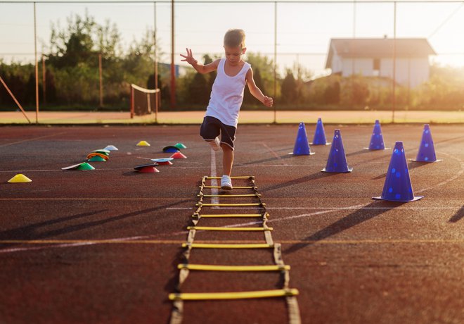 Za otrokov razvoj je bistveno, da mu omogočimo raznovrstne športne dejavnosti Foto Istock Getty Images/istockphoto