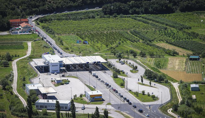 Namesto pred Dragonjo bo letošnje poletje gnečo mogoče pričakovati pred Koprom. FOTO: Jože Suhadolnik/Delo