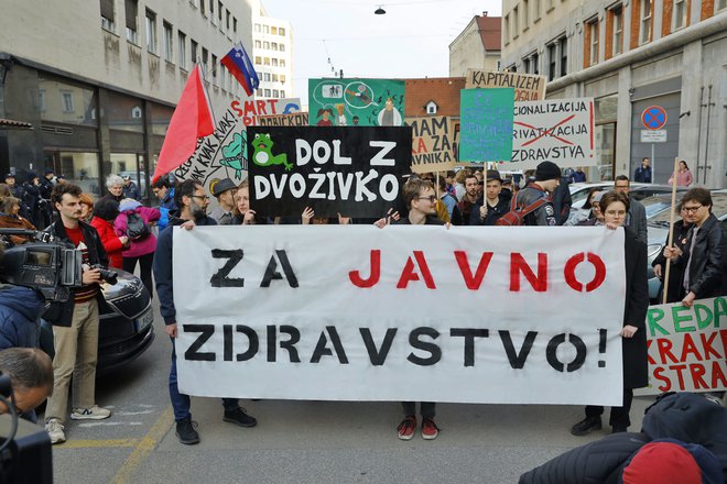 Protestni shod pred ministrstom za zdravje na Štefanovi ulici v središču Ljubljane 7. aprila popoldne. FOTO Jože Suhadolnik/dELO