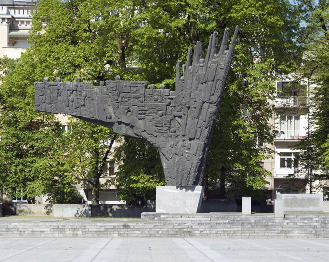 Spomenik revolucije na Trgu republike v Ljubljani, 1975. FOTO: arhiv Moderne galerije