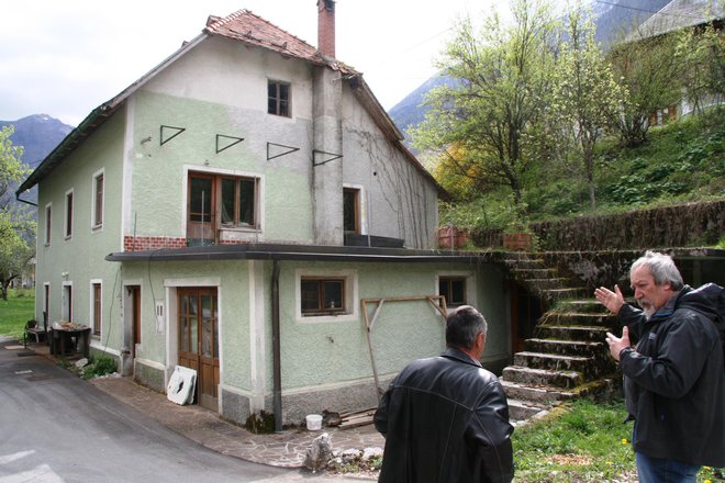 Sledilo je več tisoč popotresnih sunkov; eden od njih je 6. maja 1998 dosegel magnitudo 4,2. FOTO: Blaž Močnik/Delo