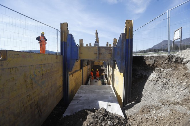 Kineta naj bi na najbolj občutljivem delu trase dodatno ščitila podtalnico. FOTO: Leon Vidic/Delo