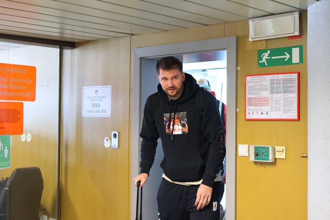 Luka Dončić na brniškem letališču. FOTO: Črt Piksi/Delo