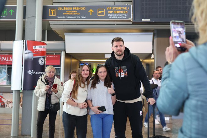 Luko Dončića so pričakali oboževalke in oboževalci. FOTO: Črt Piksi/Delo