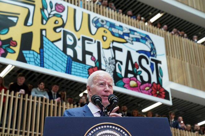 Predsednik Biden je v okviru obiska na Severnem Irskem imel govor na univerzi Ulster v Belfastu. Foto: Kevin Lamarque/Reuters