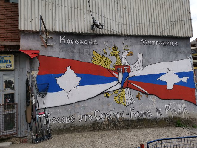 Grafit v Kosovski Mitrovici, kosovskem mestu ob reki Ibar, kjer so Srbi v večini, je eden od številnih pokazateljev, kako Srbi usodo Kosova povezujejo z ruskim zavzetjem Krima. Foto Zupanič Milena