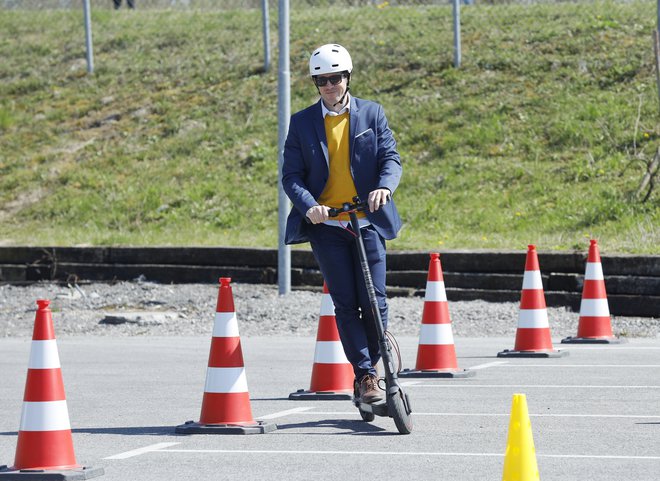 Več pozornosti bi bilo treba nameniti preventivi in zavedanju o nevarnostih pri uporabi električnih skirojev, poudarjajo v agenciji za varnost prometa. FOTO: Jože Suhadolnik/Delo