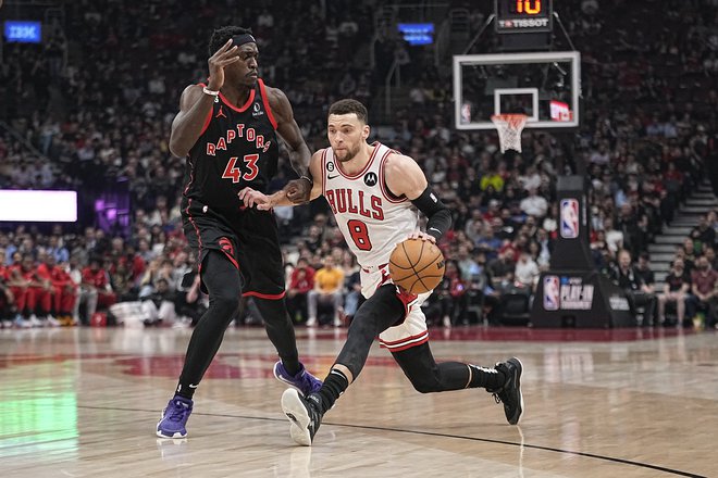 Zach LaVine (desno) je zasenčil najboljšega tekmeca Pascala Siakama in z imenitno predstavo v drugem polčasu nagnil jeziček na tehtnici dvoboja proti Torontu. FOTO: John E. Sokolowski/Usa Today Sports/Reuters Con