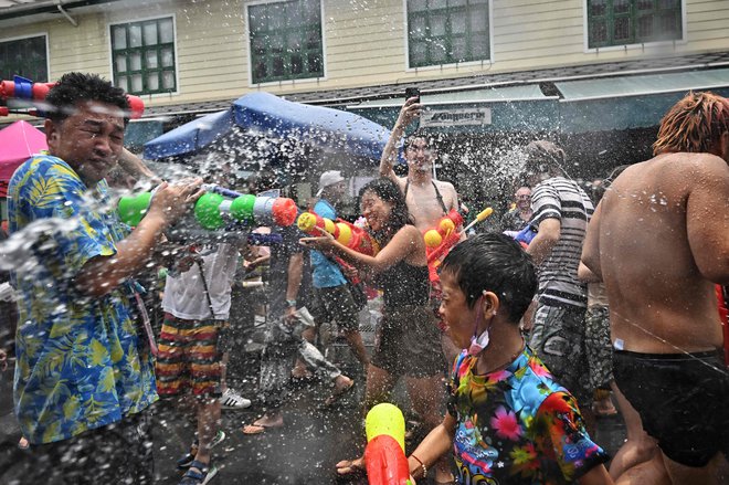 Na ulici v Bangkoku so se ljudje udeležili množičnih vodnih bojev na prvi dan Songkrana ali tajskega novega leta. Foto: Lillian Suwanrumpha/Afp