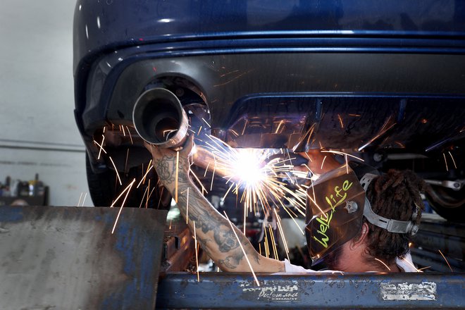 Poleg Slovenije so največje padce industrijske proizvodnje zabeležili na Finskem in Portugalskem. FOTO: Afp