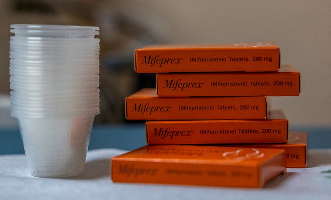 Škatla tabletk mifepristone, ki se uporabljajo za splav. FOTO: Evelyn Hockstein/Reuters