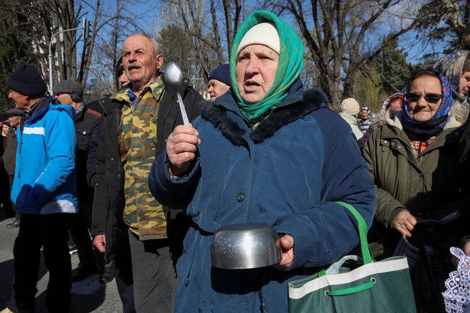 Ljudje so nejevoljni zaradi naraščanja inflacije in cen ter padanja življenjskega standarda. FOTO: Vladislav Culiomza/Reuters