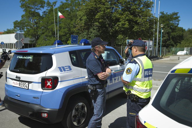 Več ko je mešanih policijskih patrulj in drugega sodelovanja na notranjih mejah, večja je transparentnost, koliko prebežnikov prestopi mejo. FOTO: Jože Suhadolnik