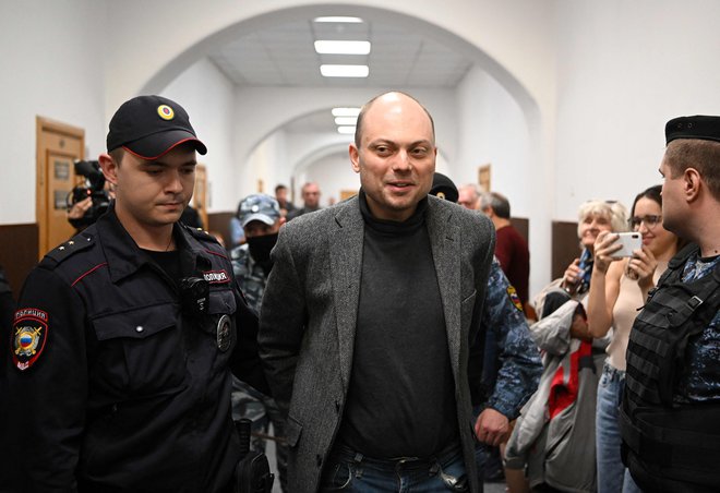 Na sodišču je dejal, da ga vse to, kar se zdaj dogaja z njim in drugimi nasprotniki režima, močno spominja na procese proti sovjetskim disidentom. FOTO: Natalija Kolesnikova/AFP