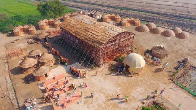 Kulturni center Zero Carbon v pakistanskem Makliju od leta 2016 služi kot vadbeni kamp in mesto za testiranje brezogljične arhitekture Yasmeen Lari. FOTO: arhiv Yasmeen Lari