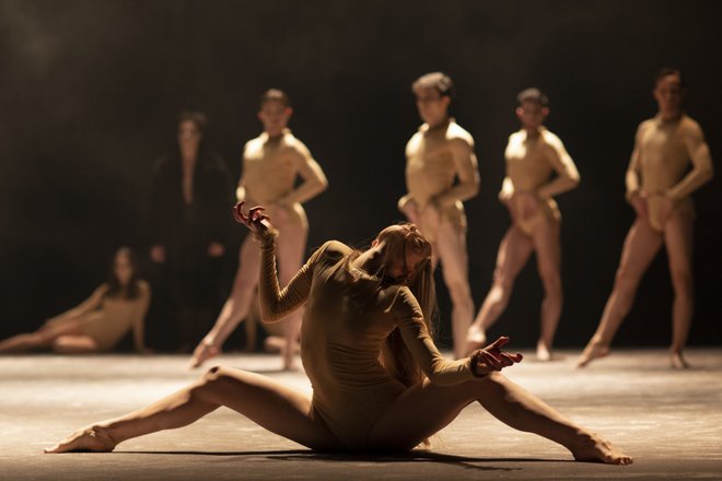 Uvod v baletni triptih je novost Myth v koreografiji Gaja Žmavca, ki se posveča raziskovanju ljudskih pripovedi ter nekaterih evropskih mitov in legend. FOTO: SNG Maribor