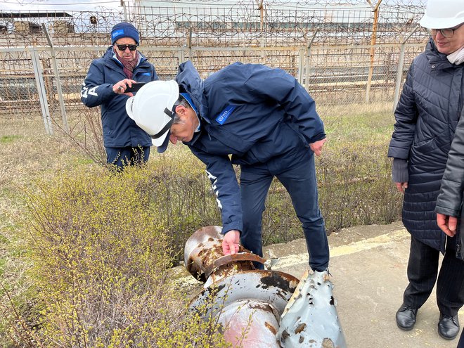 Agencija je še sporočila, da sta zunaj ograjenega območja elektrarne eksplodirali dve mini, prva 8. aprila, druga pa štiri dni kasneje. FOTO: IAEA/Reuters