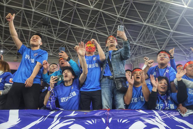 Slavje navijačev Wuhana po zmagi v superpokalu. Foto: AFP