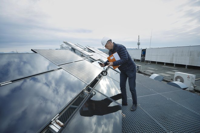 Sončna elektrarna omogoča prihranke, predvsem ker se stroški omrežja ne obračunajo. FOTO: Jože Suhadolnik/Delo