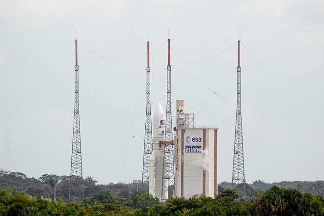 To je bila predzadnja izstrelitev rakete te vrste. Z raketo ariane 5 so decembra 2021 izstrelili tudi vesoljski teleskop James Webb. Juice bo zdaj osem let potoval do svojega cilja. FOTO: Jody Amiet/AFP