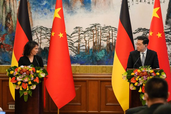 KItajski zunanji minister Qin Gang in nemška zunanja ministrica Annalena Baerbock. FOTO: Suo Takekuma/AFP