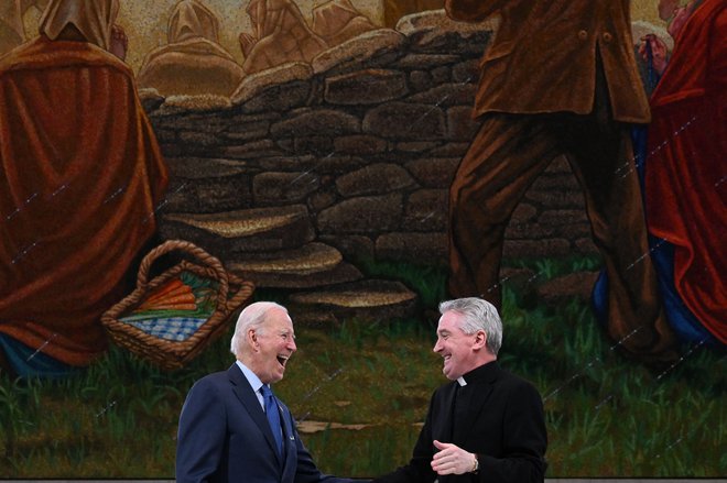 Ameriški predsednik Joe Biden se je med zadnjim dnevom obiska ustavil tudi v katoliškem svetišču Knock. Foto: Jim Watson/AFP