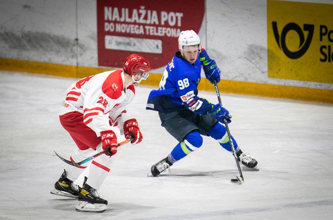 Slovenski hokejisti (na fotografiji desno Blaž Tomaževič) so morali včeraj priznati premoč Poljakom. FOTO: Mediaspeed.net/Niko Časar