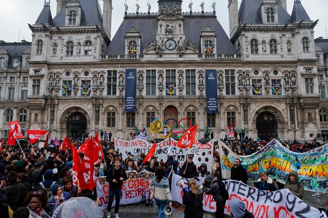 Protestniki so se po odločitvi ustavnega sveta znova zbrali pred pariško mestno hišo. FOTO: Geoffroy Van Der Hasselt/AFP