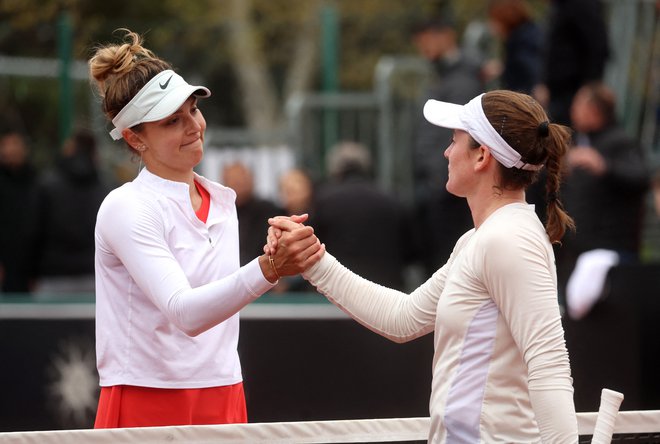 Tamara Zidanšek (desno) je morala čestitati boljši tekmici Jaqueline Cristian. FOTO: Borut Živulović/Reuters