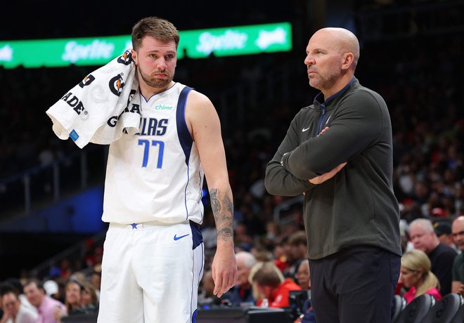 Jason Kidd (desno) je na zadnjih dveh tekmah sezone »zamrznil« Luko Dončića. FOTO: Kevin C. Cox/AFP