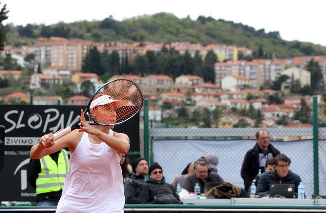 Kaja Juvan je izsilila »podaljšek« in odločilno partijo dvojic. FOTO: Borut Živulović/Reuters