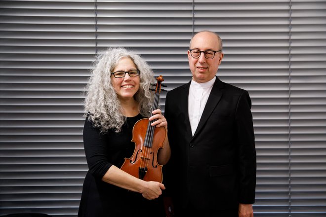 Alicia Svigals in Donald Sosin sodelujeta pri pisanju glasb za neme filme z judovsko tematiko. FOTO: Oles Cheresko