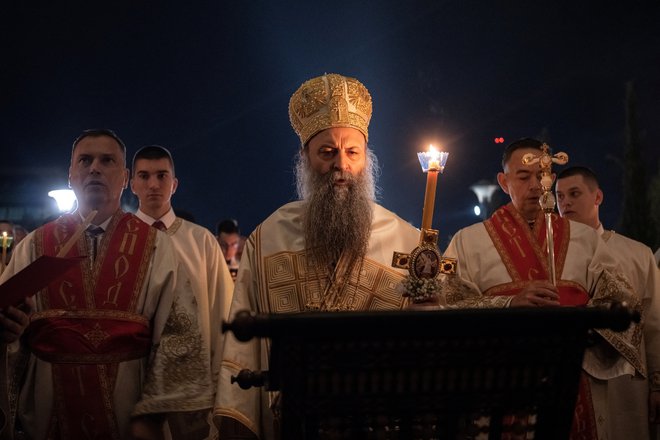 Patriarh Srbske pravoslavne cerkve Porfirije se je dotaknil tudi aktualnih družbenih in političnih vprašanj. FOTO:  Marko Djurica/ Reuters