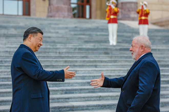 Xi Jinping in Lula se nista opredelila za rusko stran v konfliktu. FOTO: Urad brazilskega predsednika/Reuters

 